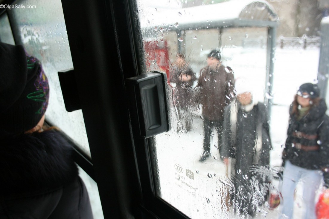 В окне автобуса поплыл военкомат. Окно автобуса. Вид из окна автобуса. Вид с окна маршрутки. Окно маршрутки.
