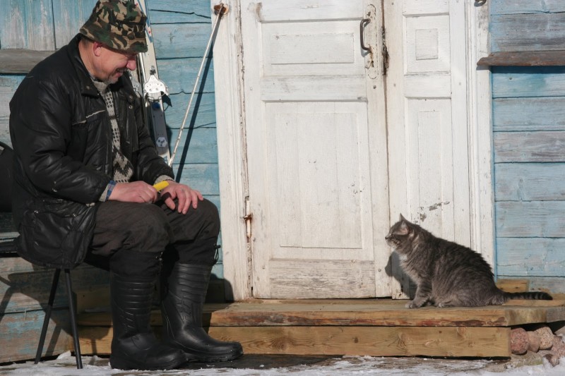 Мужчина и кот на заваленке