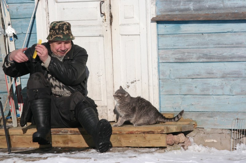 Мужчина и кот на заваленке