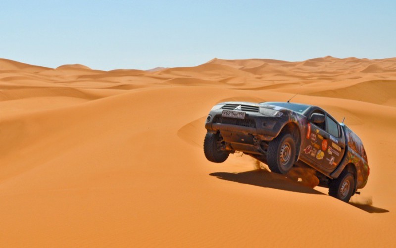Джип в пустыне