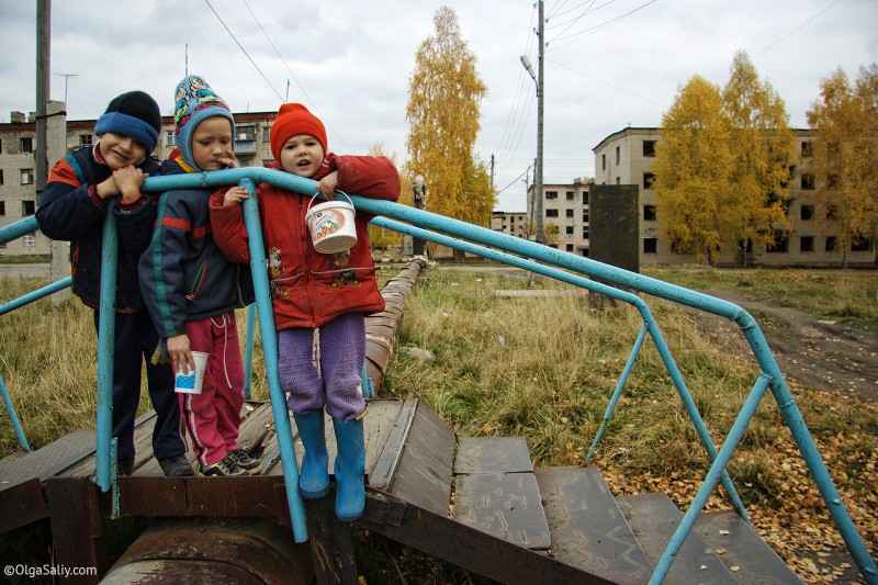 Дети во дворе Итатки, Томск-43