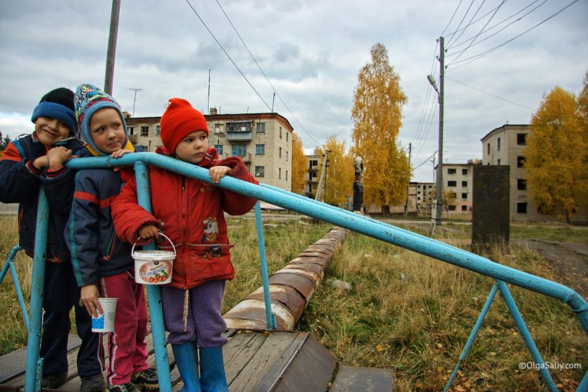 Дети во дворе Итатки, Томск-43