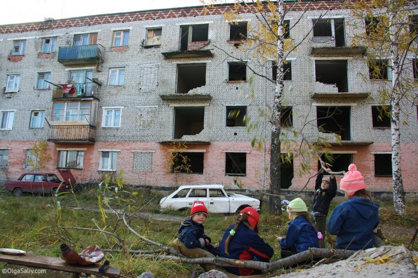 Дети во дворе полузаброшенного дома в Итатке