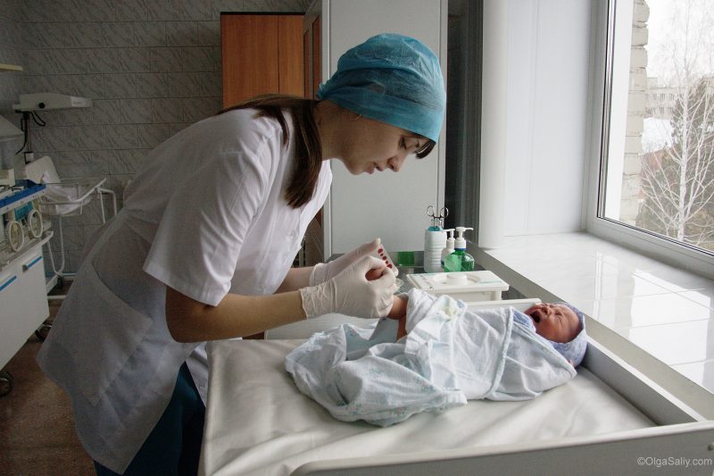 Медсестра с новорожденным в роддоме