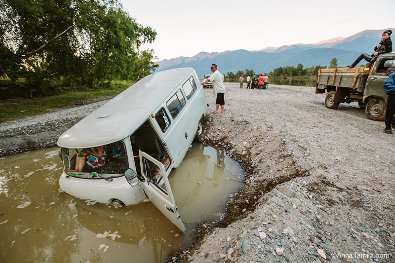 УАЗ упал в яму с водой