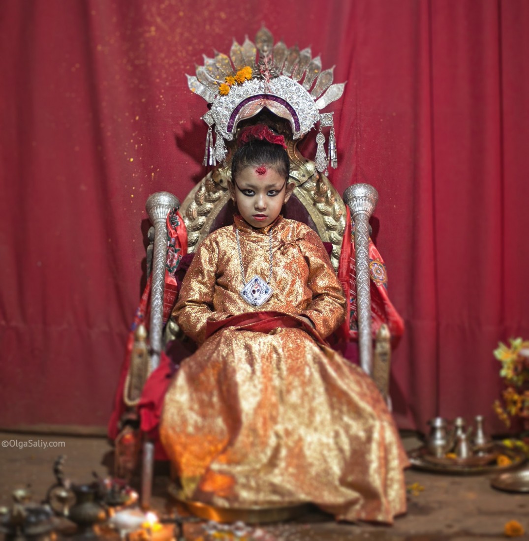 Принцесса непала. Кумари богиня Непала. Принцесса Кумари Непал. Матина Шакья Кумари. Живая богиня Кумари.