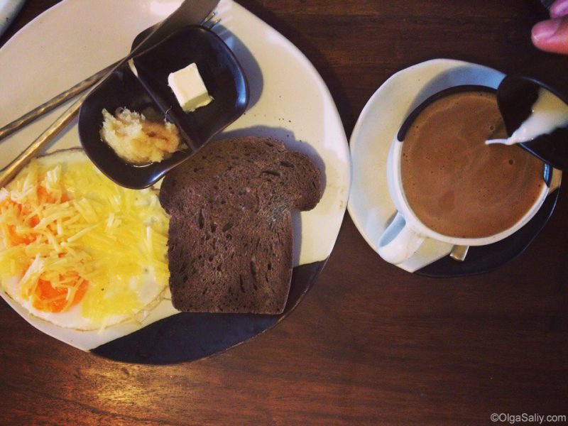 Яичница и черный хлеб с кофе на завтрак на Самуи