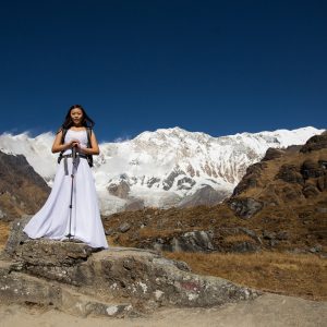 Невеста в свадебном платье на фоне Аннапурны, Гималаи, Непал