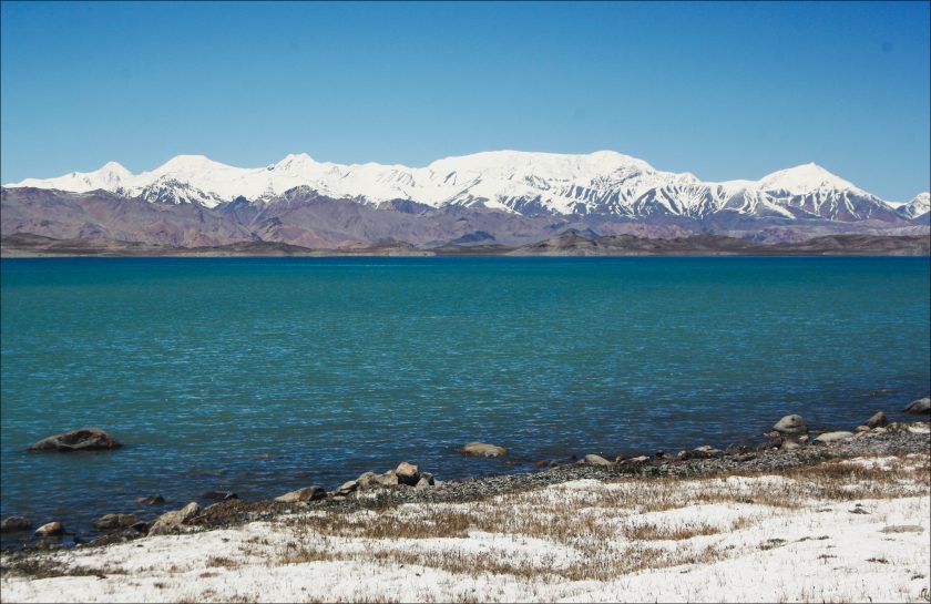 Горное озеро Каракуль, Памир