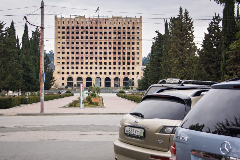 Заброшенное здание парламента Сухуми