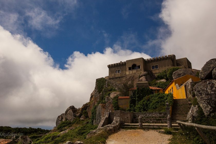 Заброшенный замок Santuario da Peninha, Синтра, Португалия