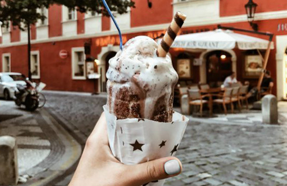 Трдло в Праге с мороженым