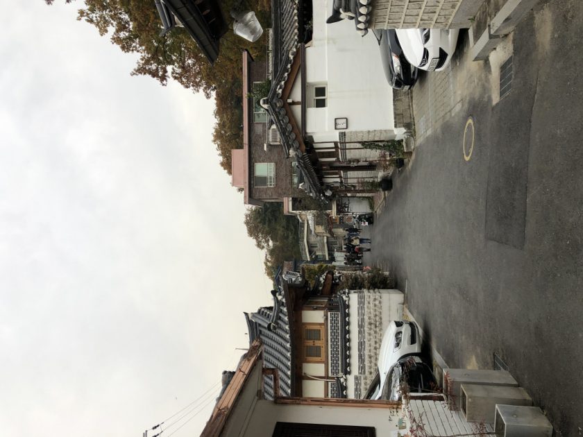 Букчон (Bukchon Hanok Village).