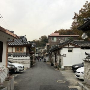 Букчон (Bukchon Hanok Village).