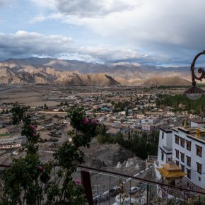 Вид на дворец в тибетском городе Лех, Индия